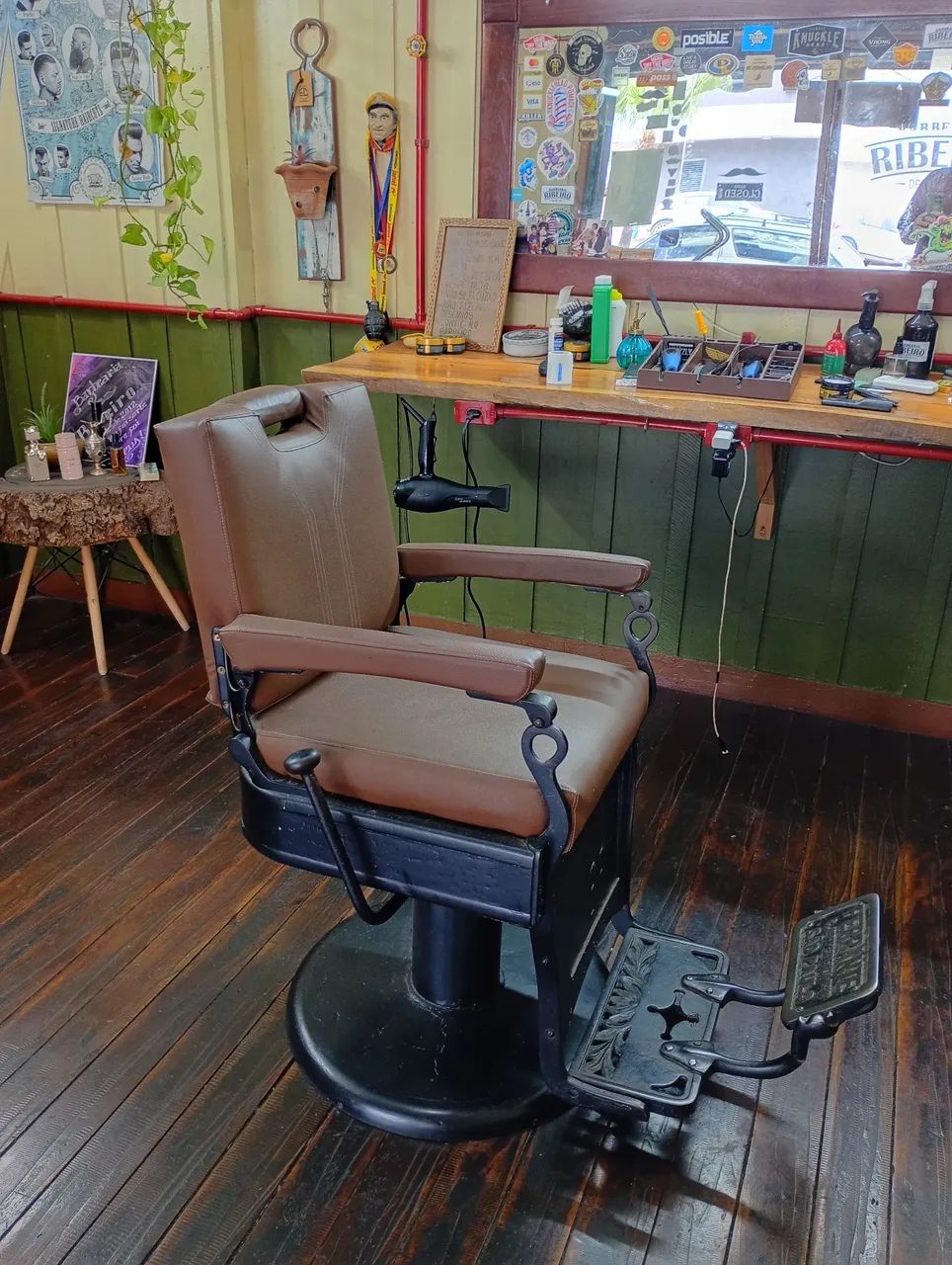 Vendo cadeira de barbeiro (barbearia) - Foto 4