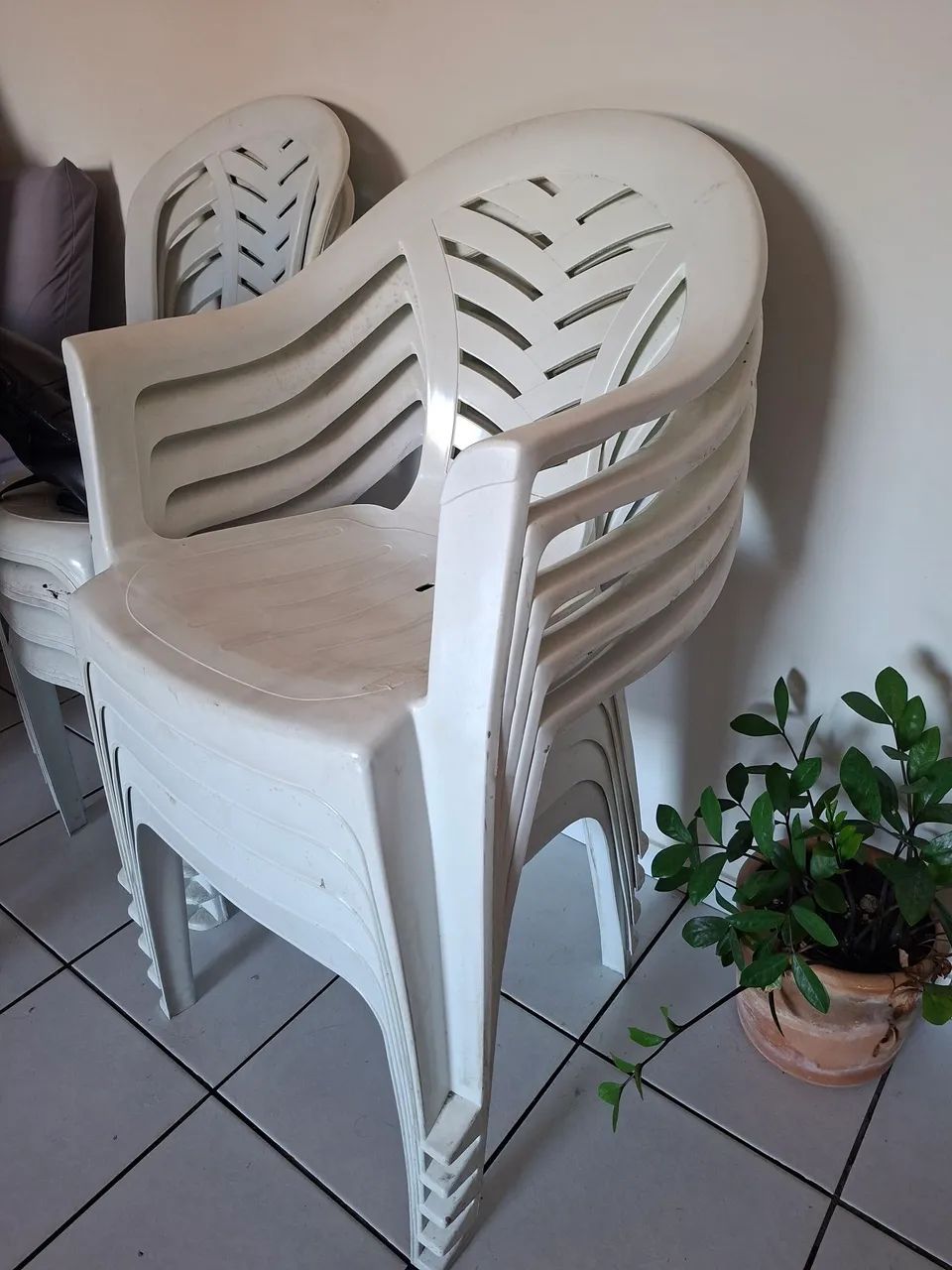 Cadeira plástica com braço 