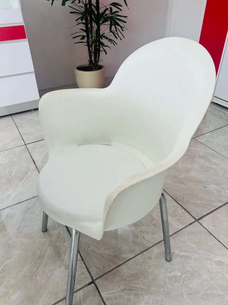 Cadeira branca de plástico  - Foto 2