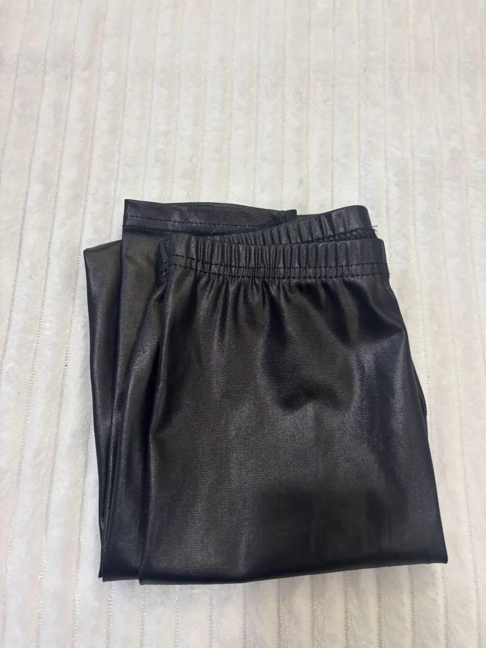 Calça Legging Cirrê Preta Efeito Couro / Resinada com Cós de Elástico