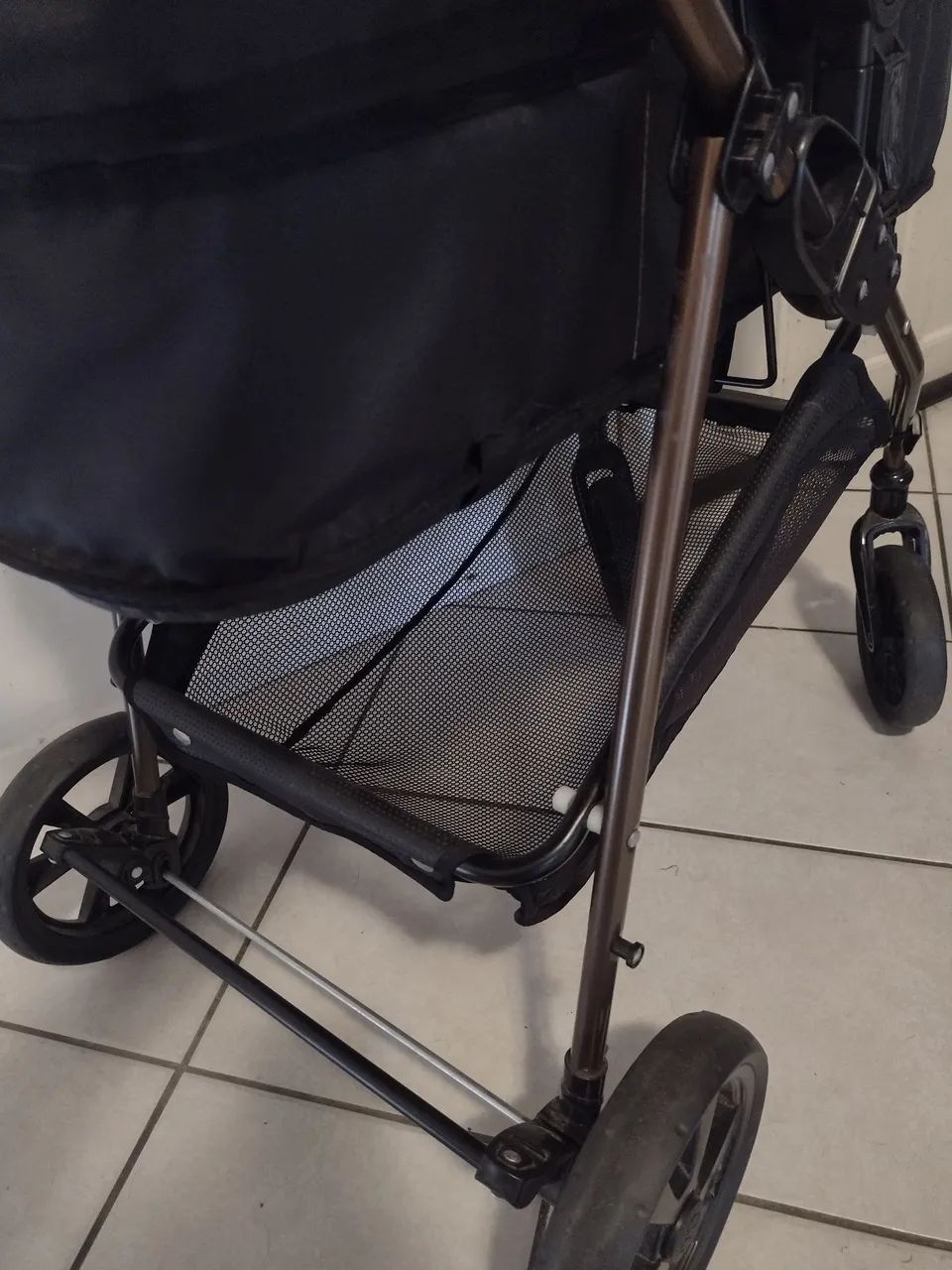 Carrinho de bebê com Moisés e bebê conforto em perfeito estado  - Foto 5