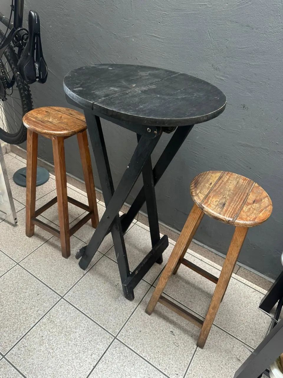 Mesa bistrô com 2 bancos 