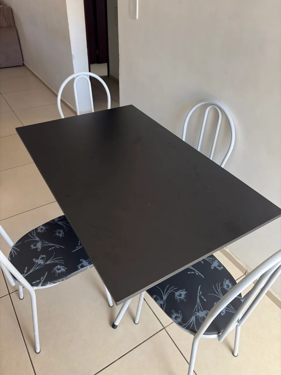 Mesa Leve com 4 Cadeiras - Foto 3