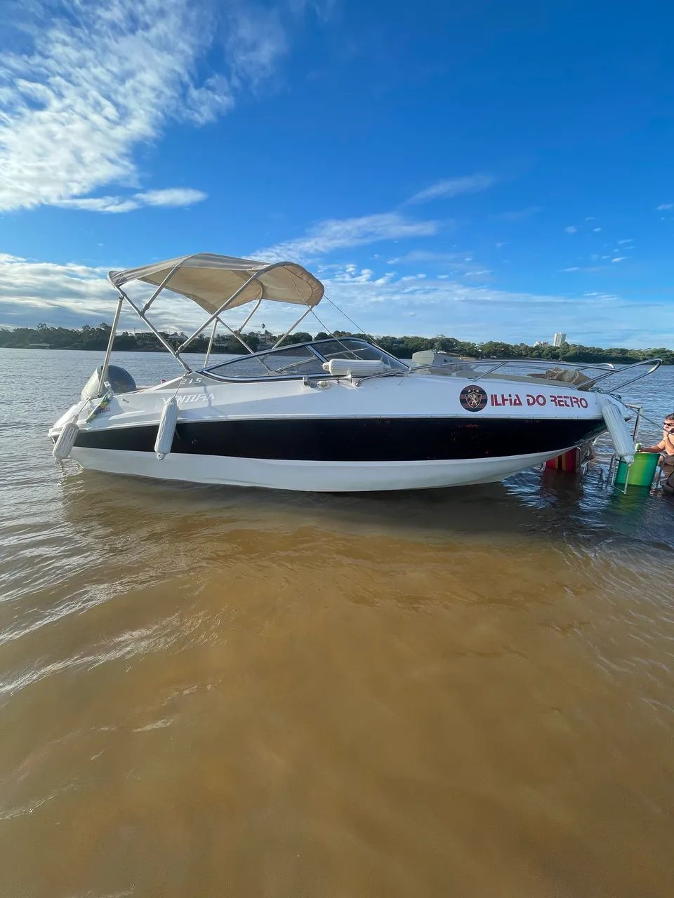 Lancha Ventura 215 cabinada 