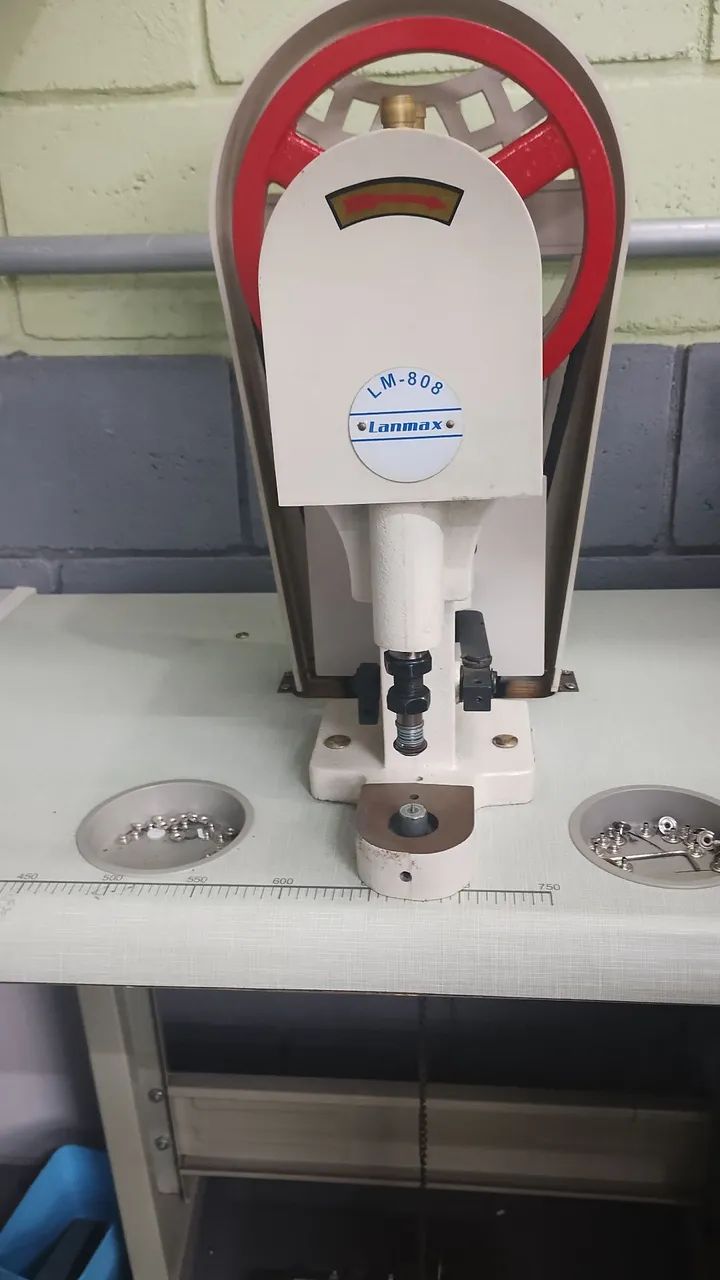 Máquina de pregar botões de pressão 