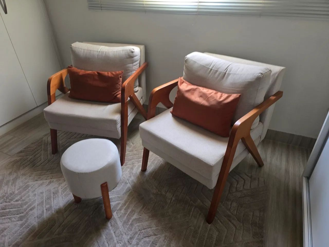 Kit 2 Poltronas de linho com braço em madeira maciça - Foto 3