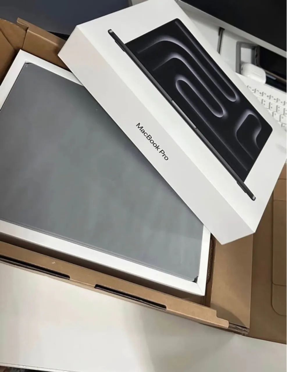 MacBook Pro 16.2| 2 TB | 36GB| M5 MAX  - Foto 2