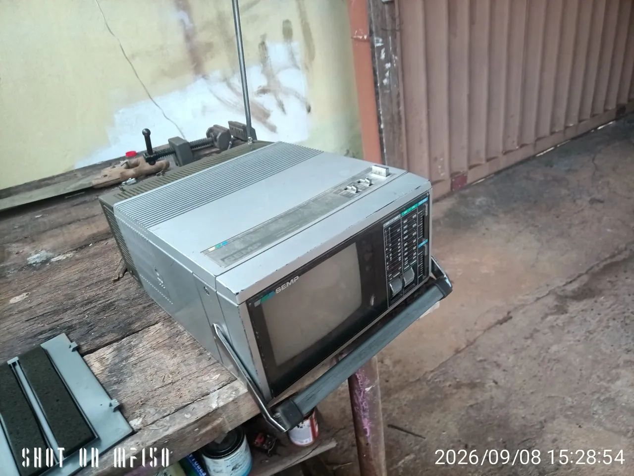 Vendo Mini TV e rádio 5 polegadas de tela marca Semp antiga não funciona e coleção  - Foto 2