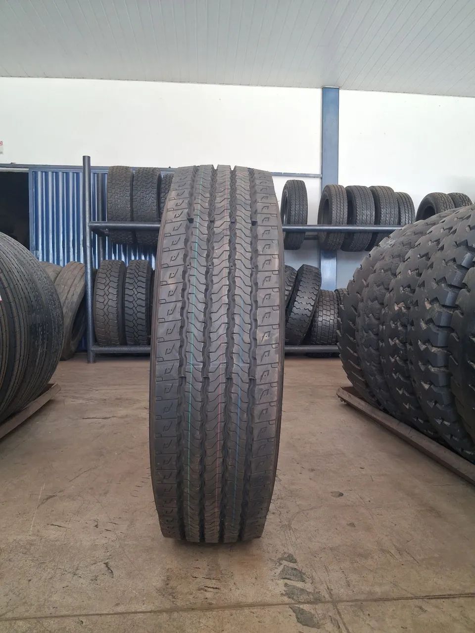 Pneus 275/80R22.5 novos