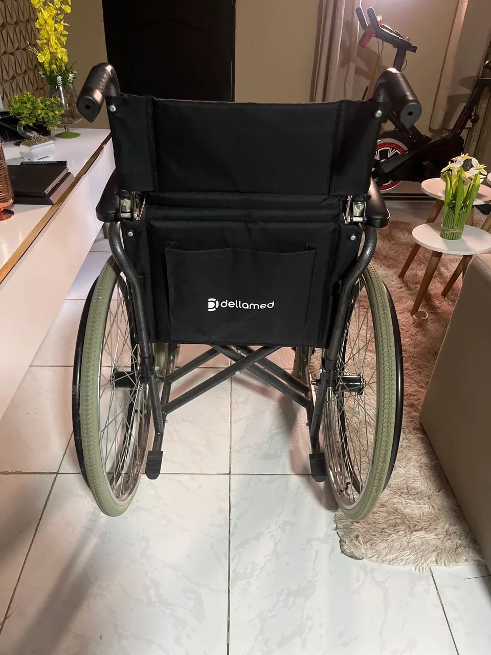 Vende-se uma cadeira de roda semi nova 900,00 - Foto 2