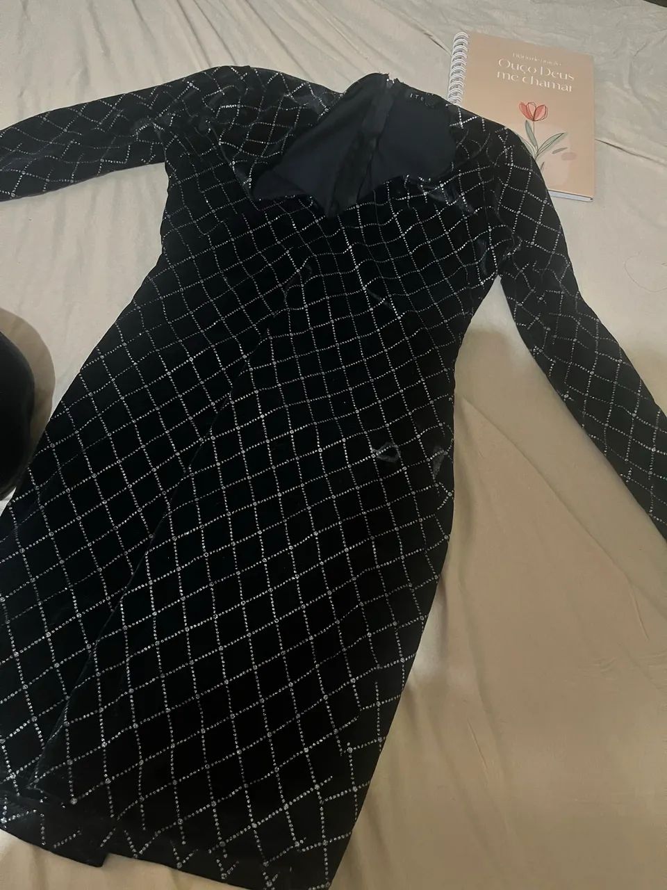 Vestido preto com acabamento xadrez de brilho , elegante 