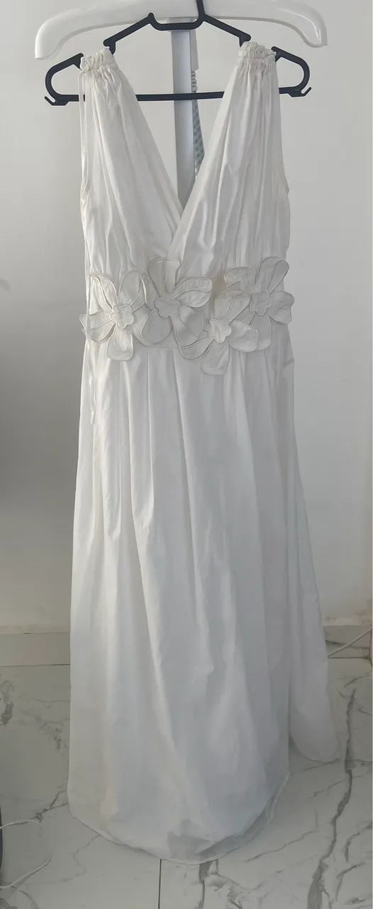 Vestido com aplique floral 