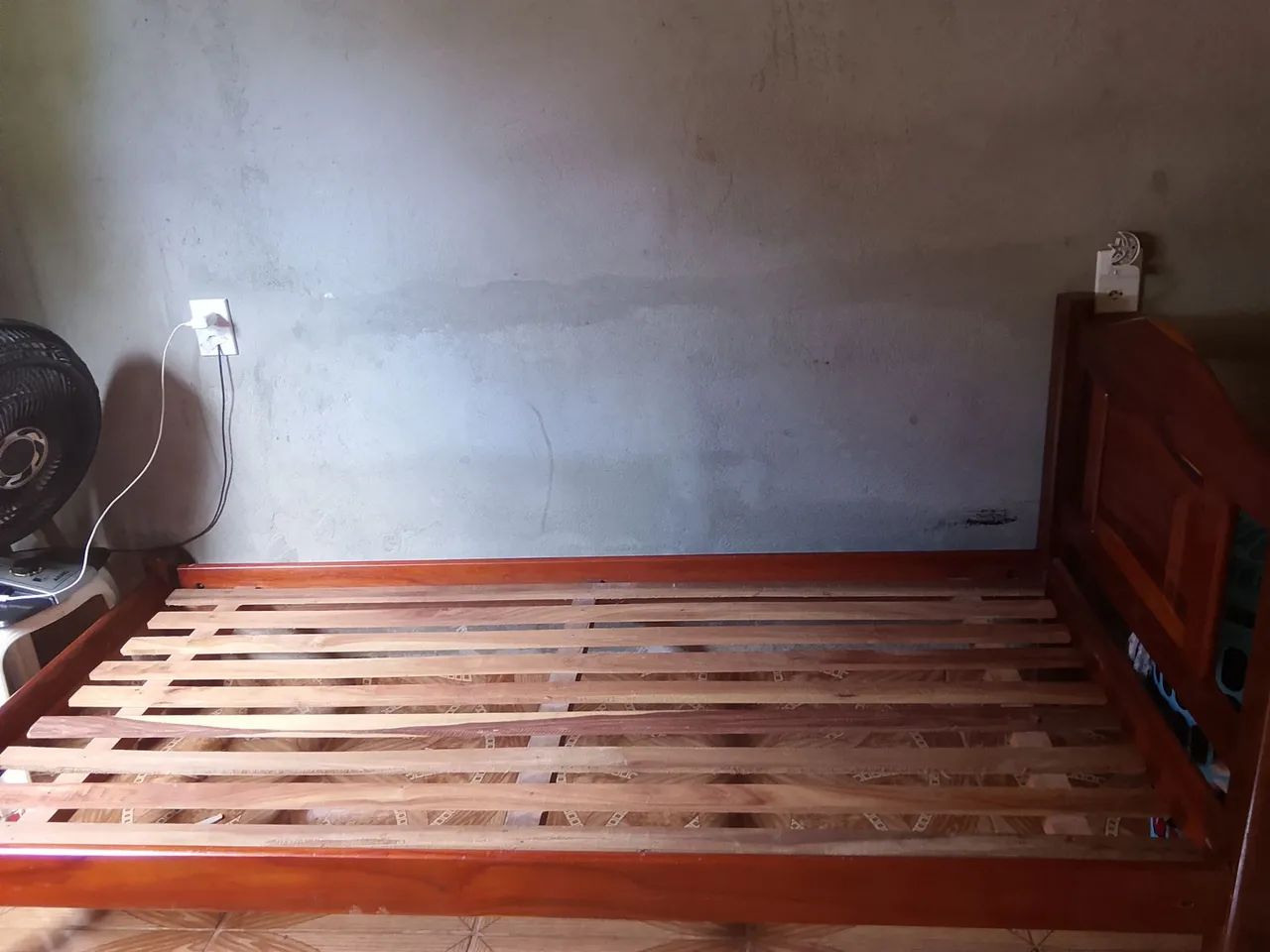 Vendo essa cama de solteiro (armação) - Foto 2