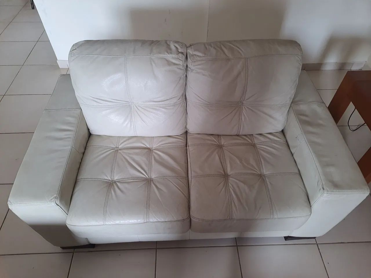 Sofá 2 lugares, semi novo, couro legítimo na cor bege. - Foto 3
