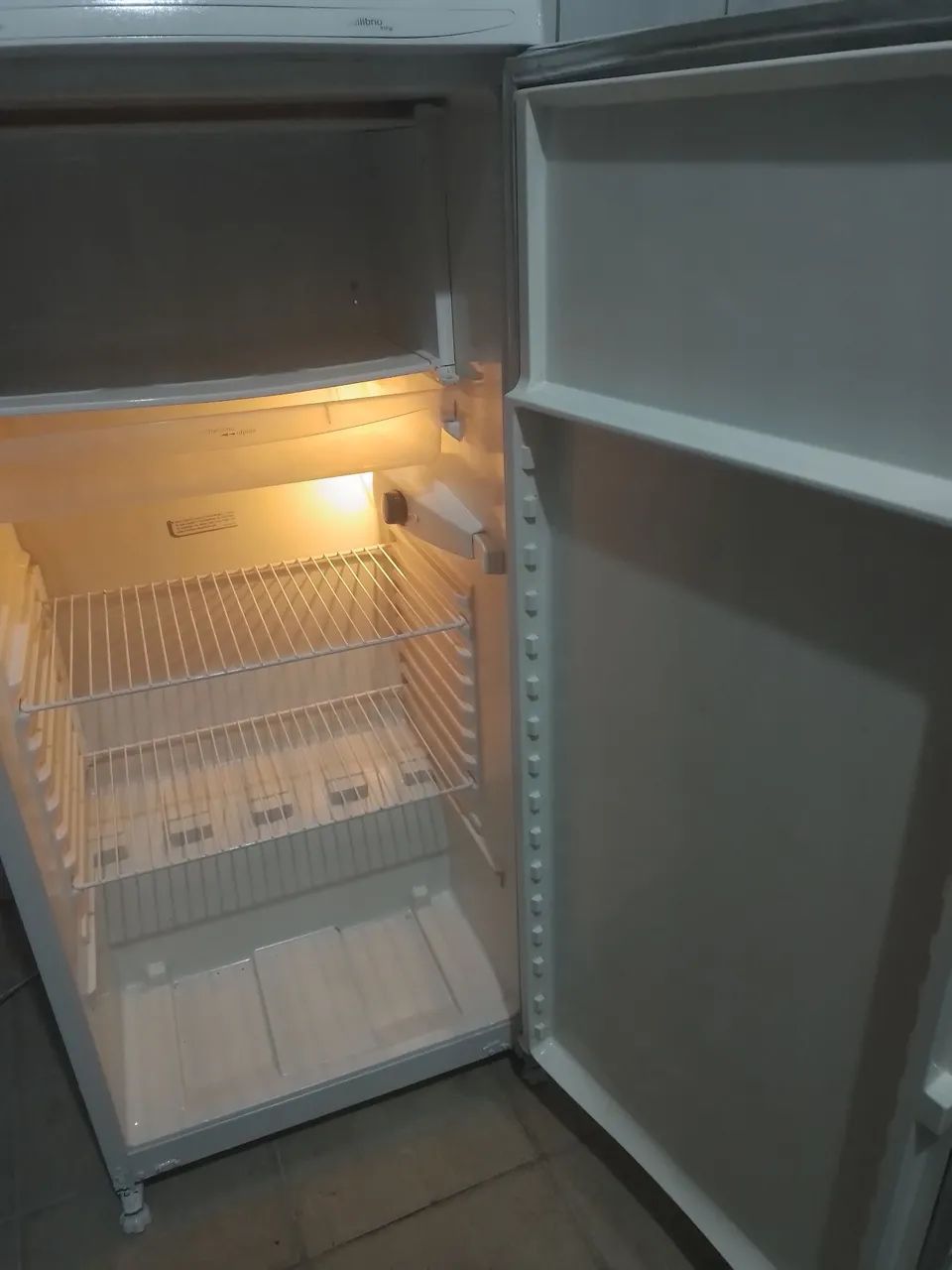 Geladeira pequena gelando muito  gás  original  ainda entrego  sem cobrar taxa - Foto 3