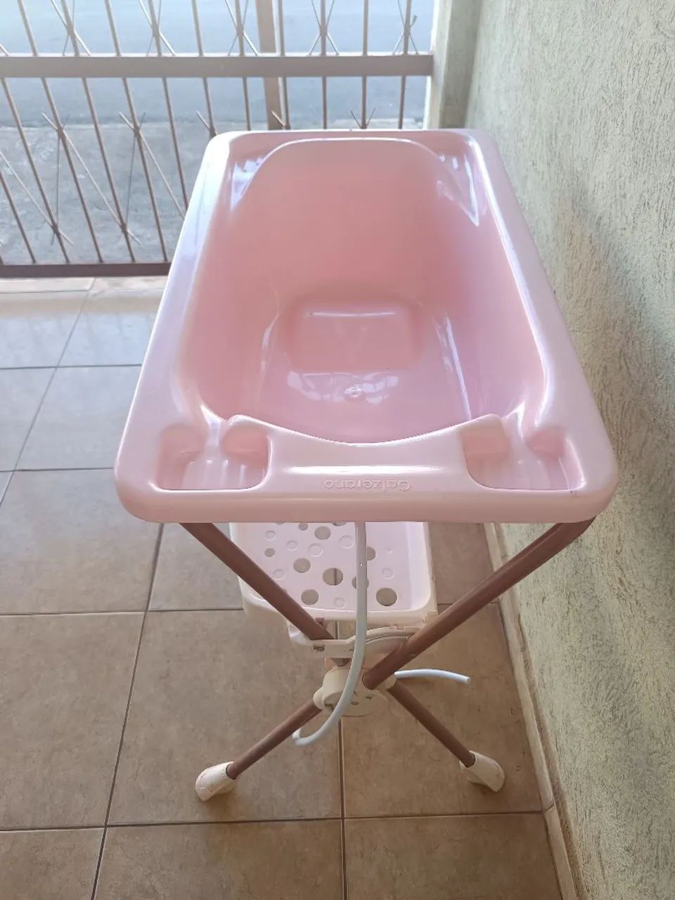 Banheira com suporte e porta objetos Galzerano rosa - Foto 3