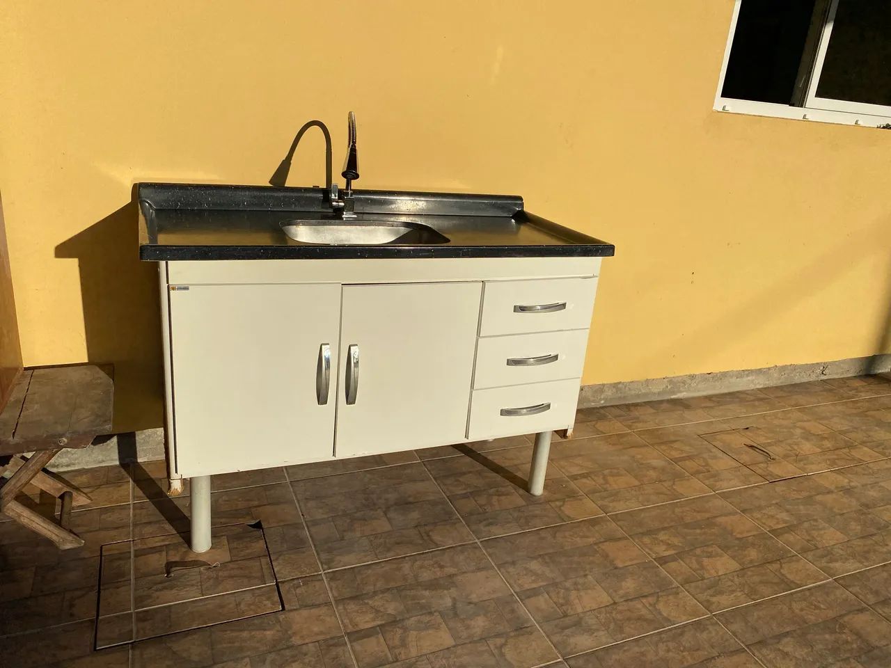 Balcão de pia com Cuba e torneira de metal 