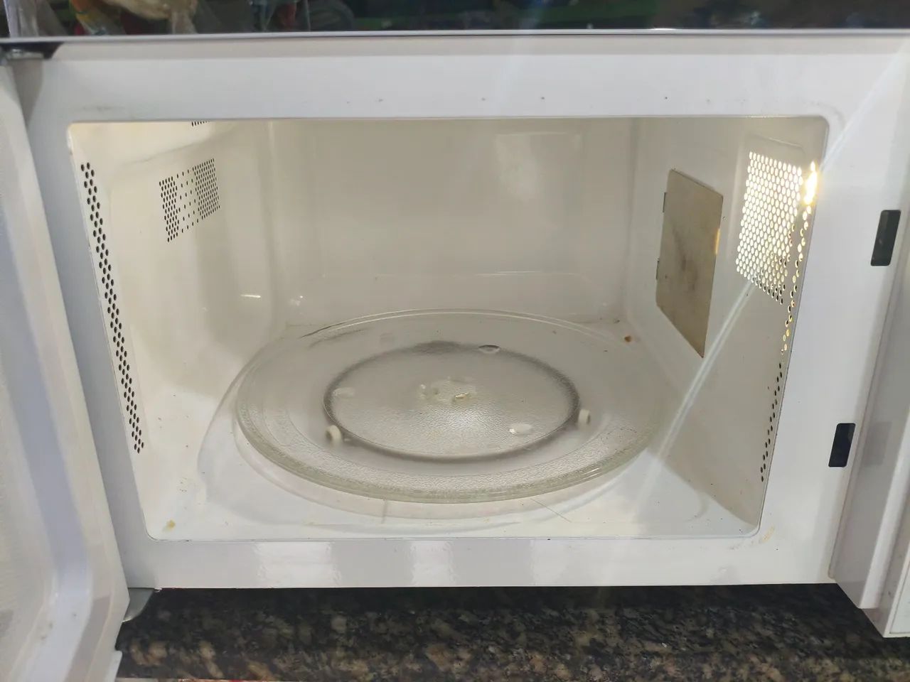 VENDO MEU MICROONDAS EM PERFEITO ESTADO DUNCIONANDO TUDO PERFEITAMENTE 