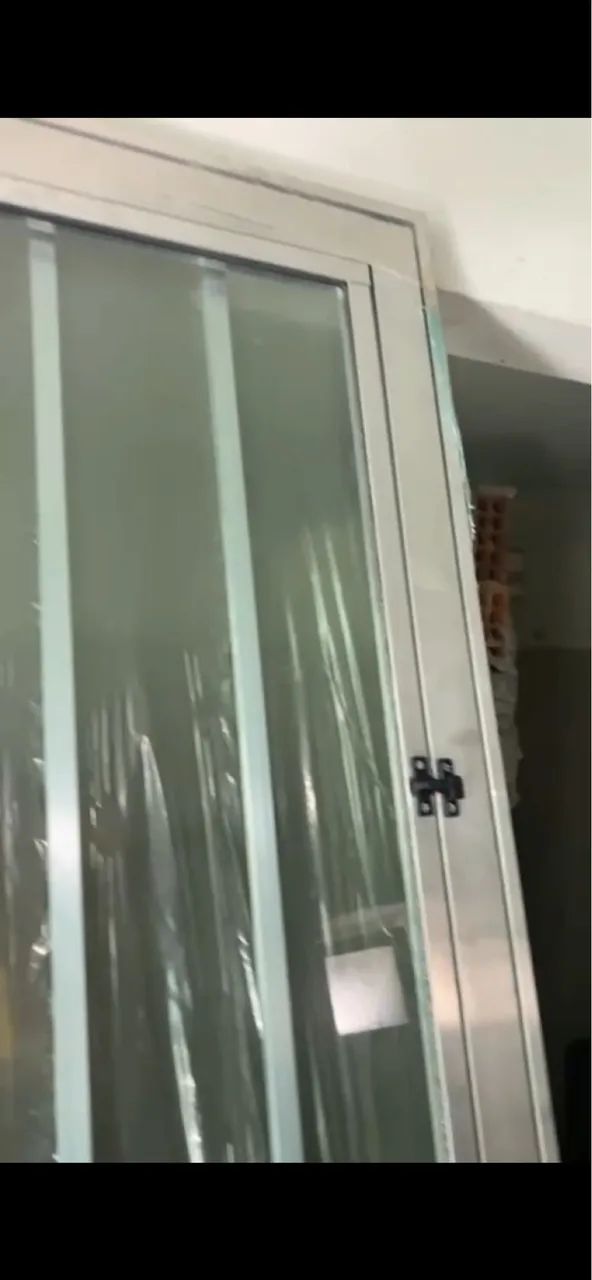 Porta de aluminio com parte aberta em cima e com trava