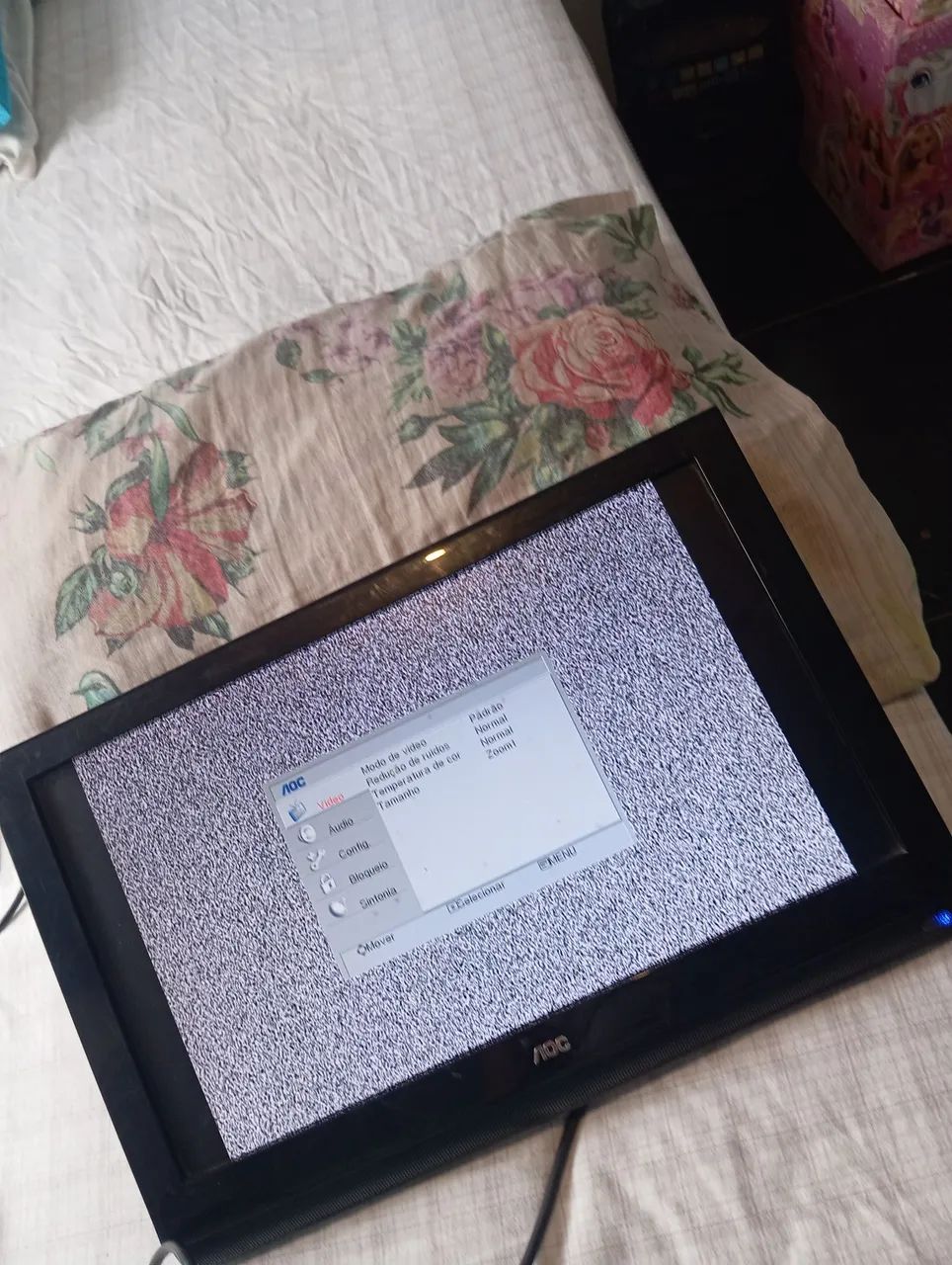 Vendo uma tv, 14 polegadas.... funcionando tudo não é smart 