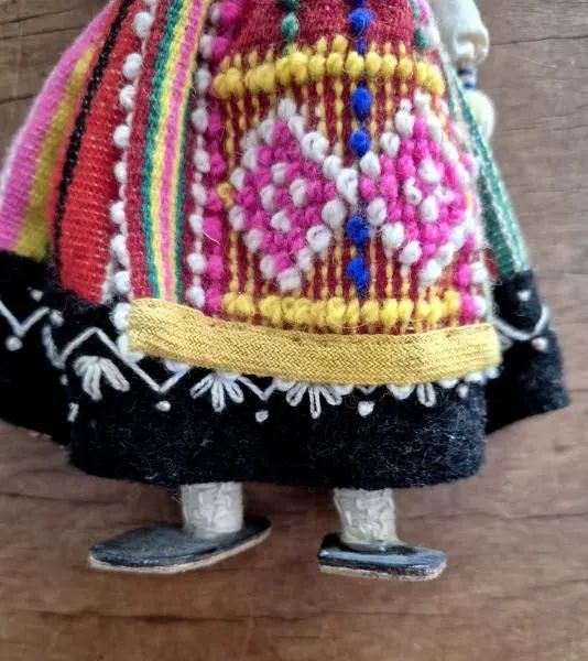 Antiga boneca artesanal com trajes camponeses - feita em lã, fio e tecido, com bordados - Foto 3