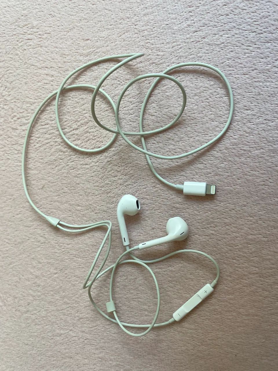 Fone de ouvido Apple EarPods Original com conector Lightning branco  - Foto 2