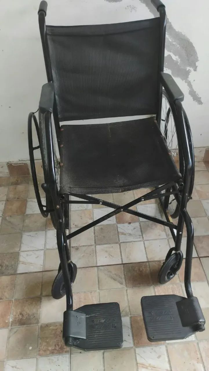 Cadeira de rodas semi nova