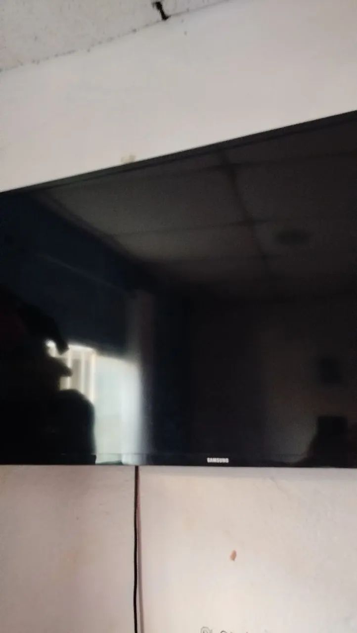 Vendo essa tv ismarti Samsung 43 polegadas não está ligando. - Foto 2