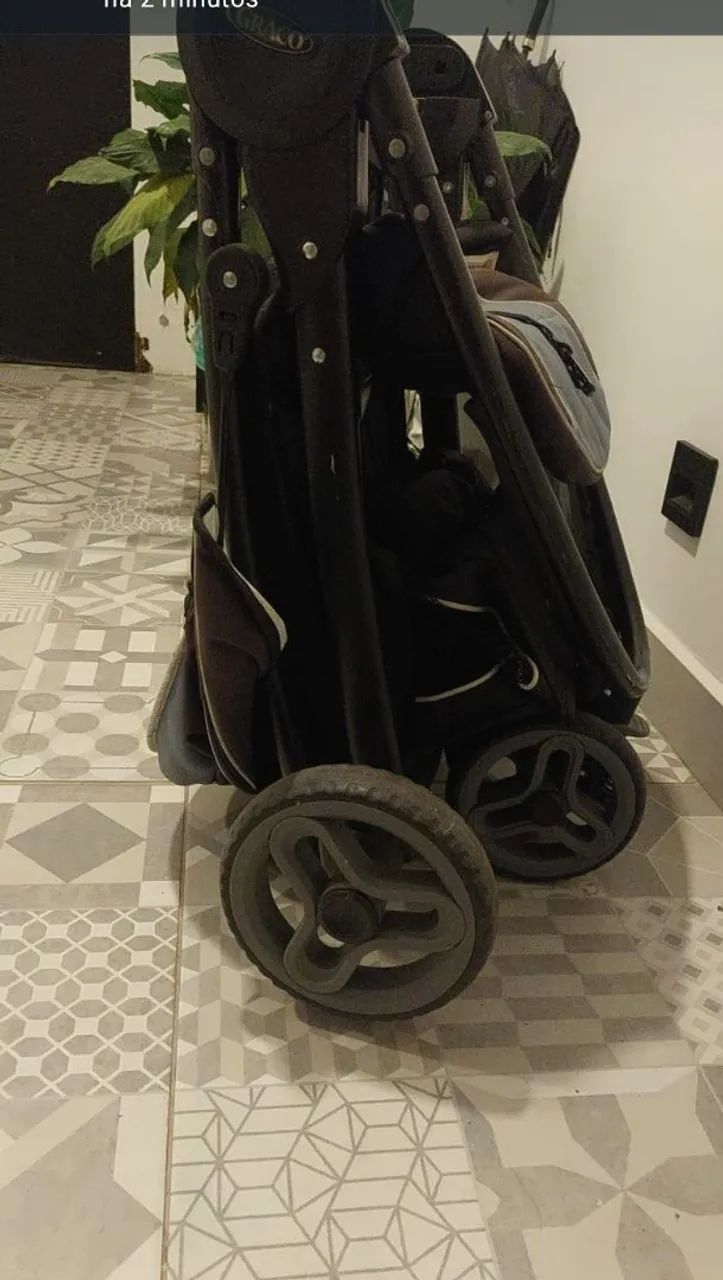 Carrinho de bebê Graco - leve e prático - Foto 5