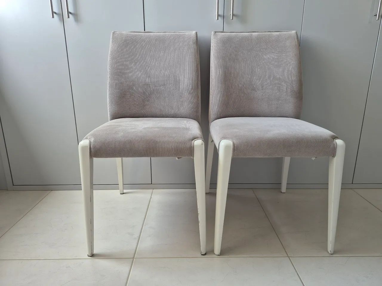 2 cadeiras tecido cinza e pés em laca branco