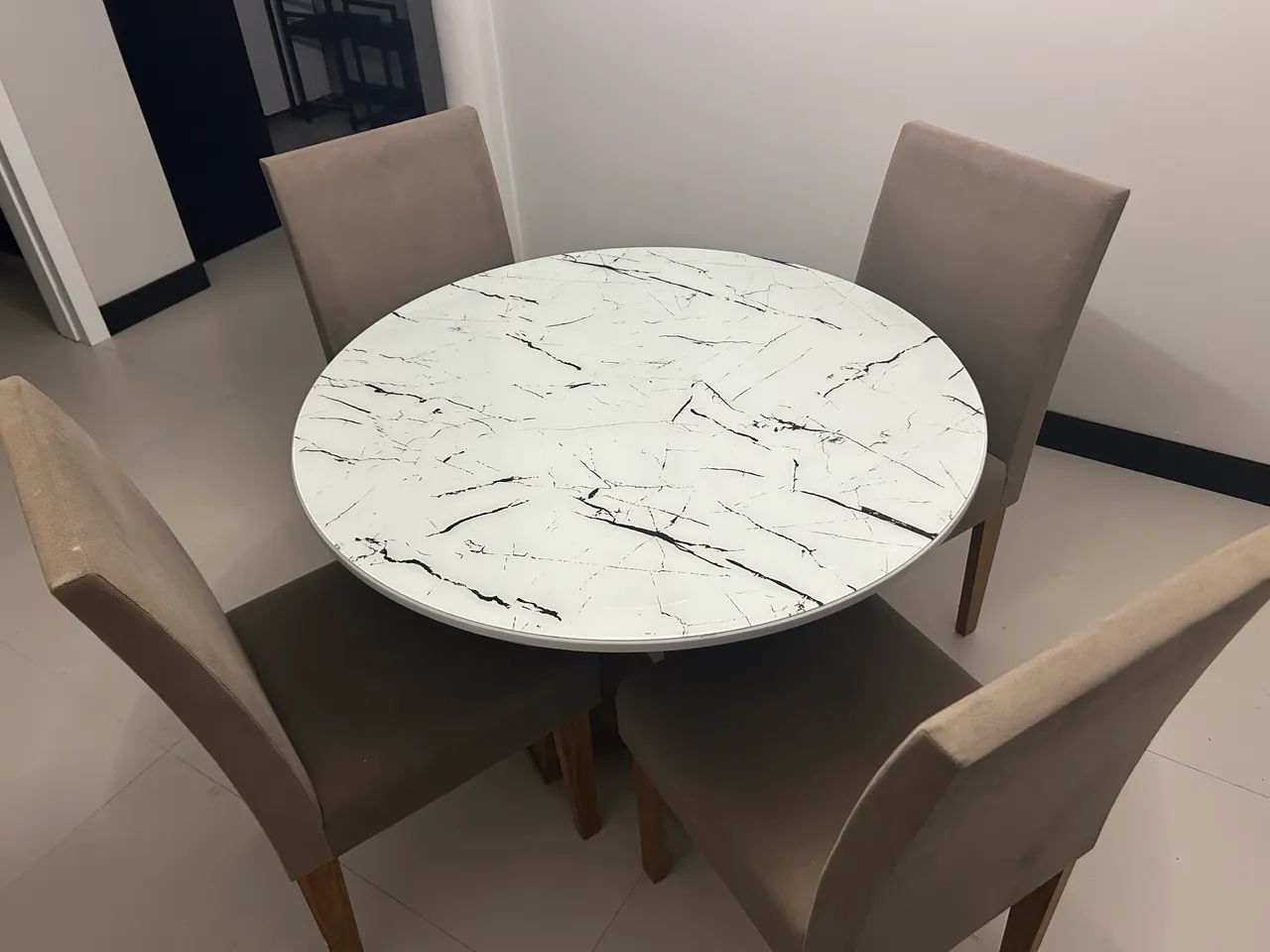 Mesa de Jantar Redonda + 4 Cadeiras Estofadas