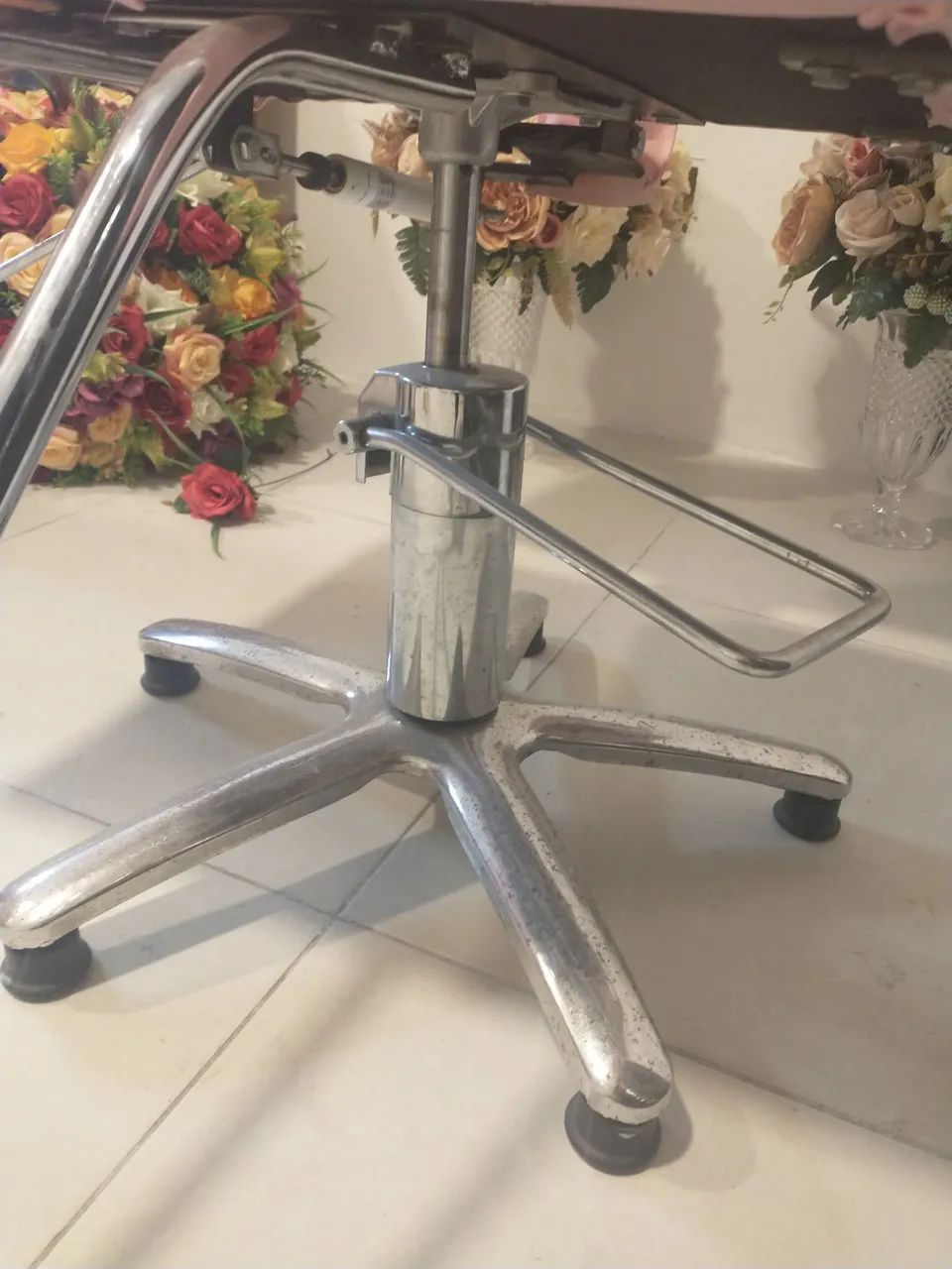 Vendo cadeira de salão giratória  - Foto 5