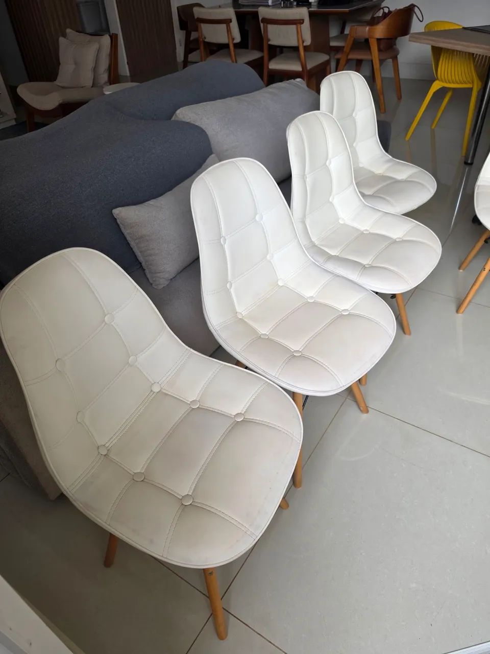 Cadeiras Brancas Eames Courino Botões  - Foto 5