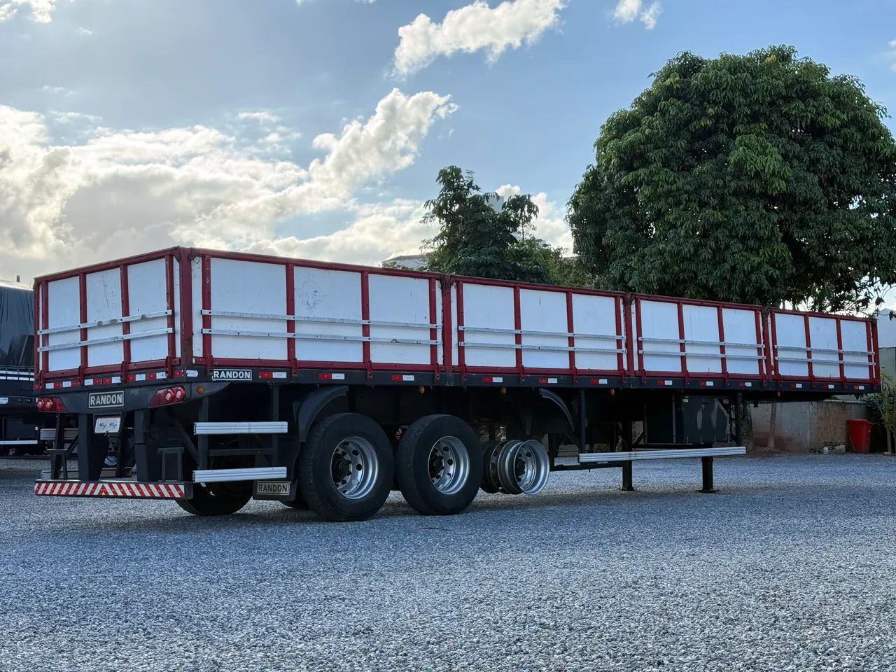 Carreta LS Randon Fundo Chapa Ferro  - Foto 3