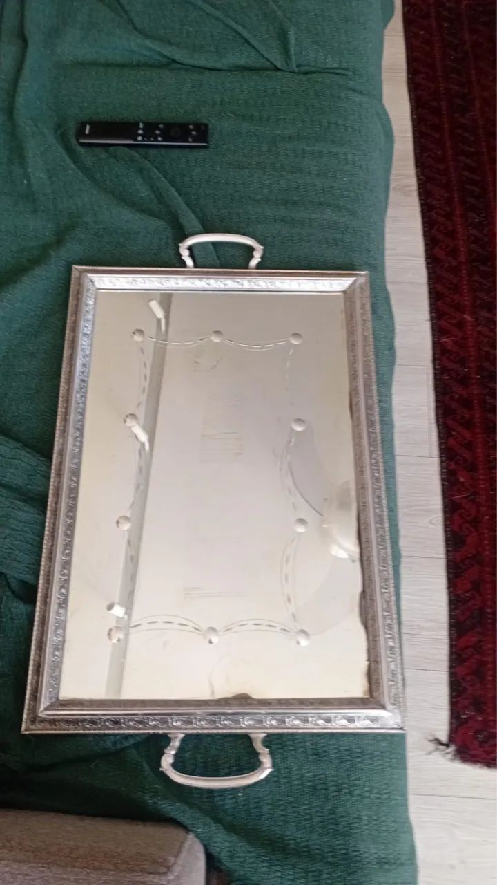 Antiguidade - bandeja em metal trabalhada e fundo em espelho lapidado - 50x30cm  - Foto 5