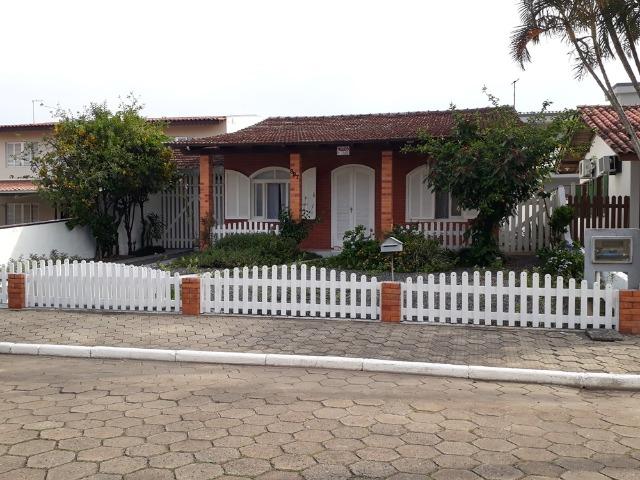 Casa com ótima localização, a 150 metros da praia de Enseada