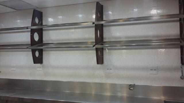 Suporte de madeira com prateleiras de inox - Foto 3