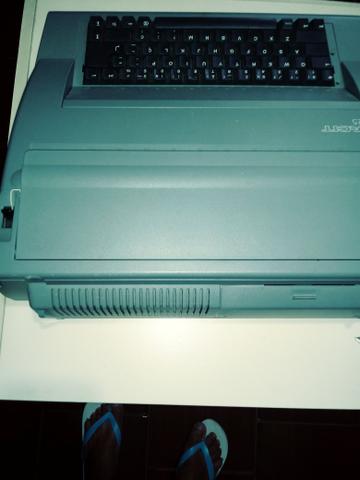 Vendo uma máquina de escrever elétrica - Foto 4
