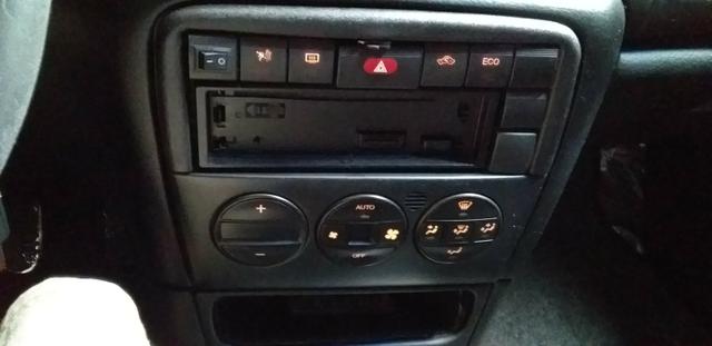 Troco os dois veiculos em celta,corsa sedan,uno,gol que sejam 2010 a 2012 4 portas - Foto 8
