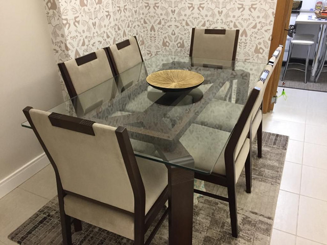 Mesa com tampo em vidro