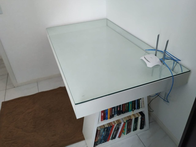 Mesa com tampo de vidro e prateleiras - Foto 2