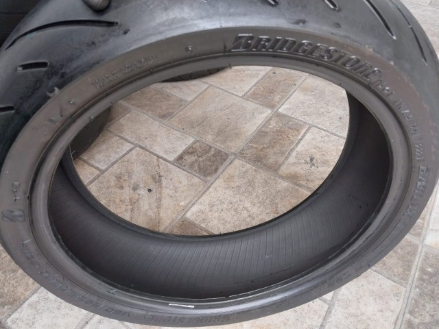 pneu usado bridgestone battlax 180/55-17 - Foto 3