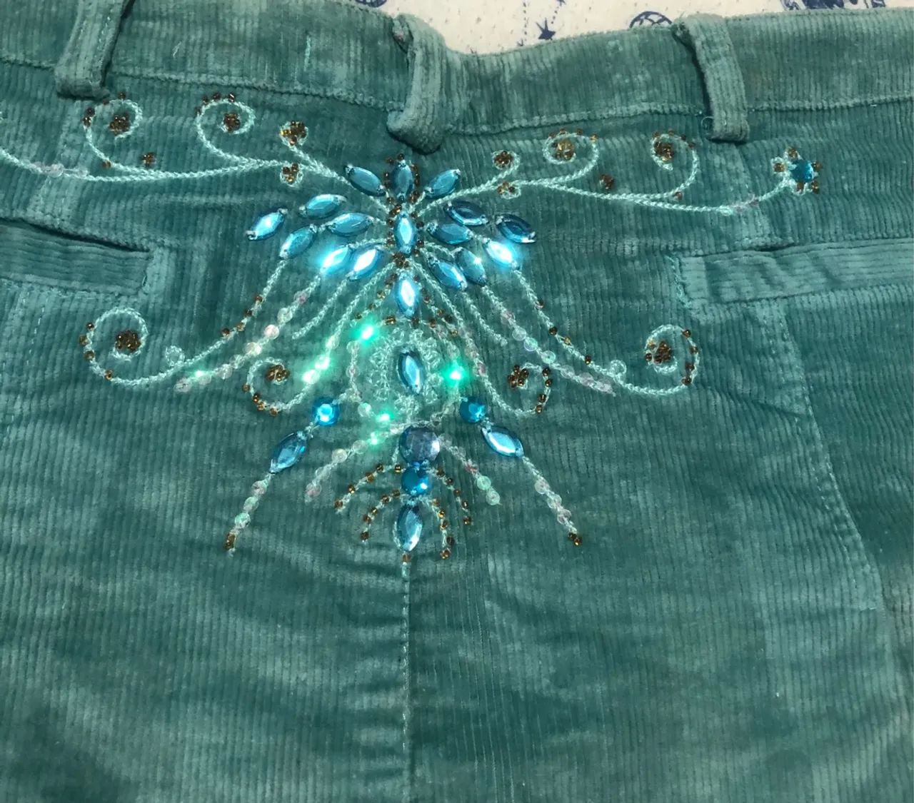 Saia veludo cotelê Bordada com Pedrarias Azul TAM 8/40 - Foto 3