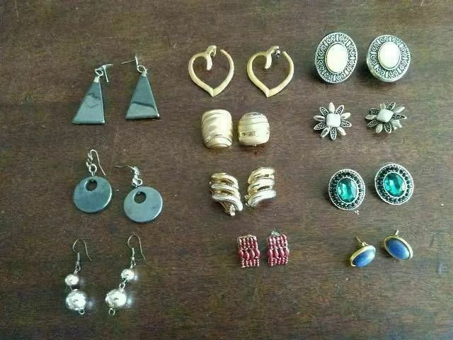 Vendo brincos de pressão e de orelha furada 