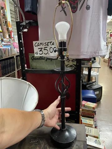 Abajur antigo com base de ferro com chave de liga desliga - Foto 4
