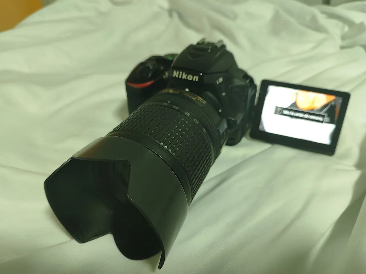 Câmera DSLR Nikon D5600 com lente Nikkor 18-140 e brindes ! - Foto 2