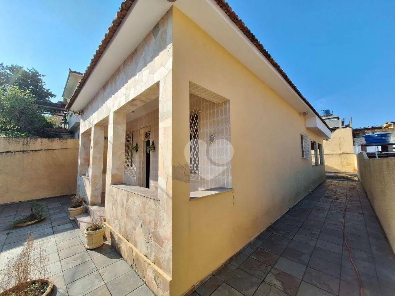 Piedade, Casa Linear em centro de terreno, varandão, 3qts, 6 vagas, quintal $690.000,00 -  - Foto 5