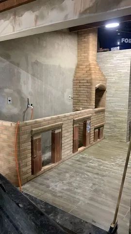 Churrasqueira com bancada no tijolo claro 