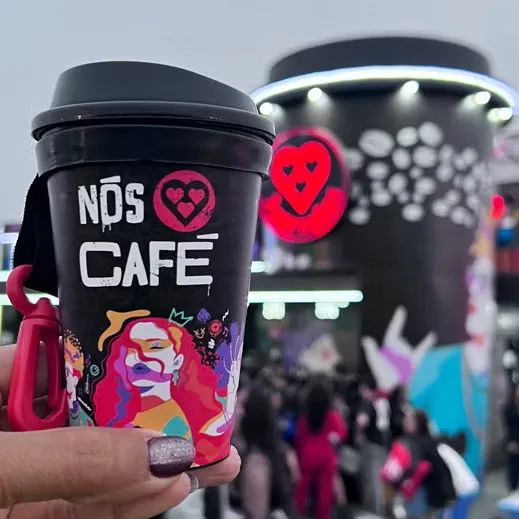 copo de café edição especial festival The Town 2023 da 3 corações com gancho