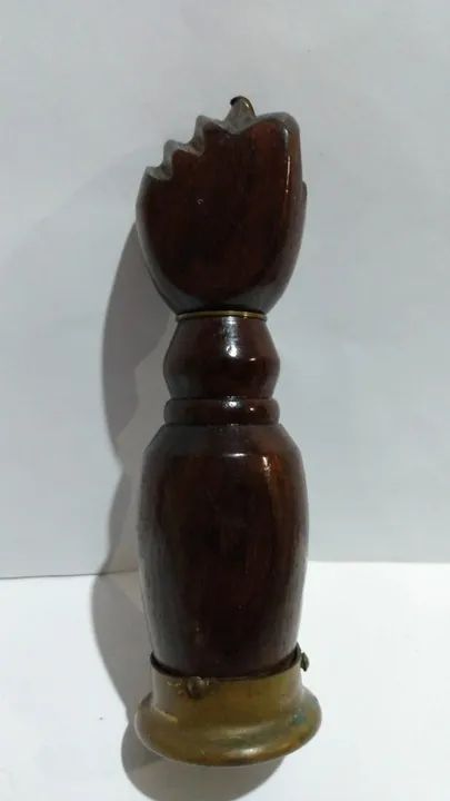 Figa de madeira com base de latão abridor de garrafas antigos artigo decorativo - Foto 4